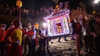 Tepat tengah malam, beragam lentera air dengan beraneka warna dinyalakan di Keelung, Taiwan. Ini menandakan Festival Hantu Lapar dimulai.  