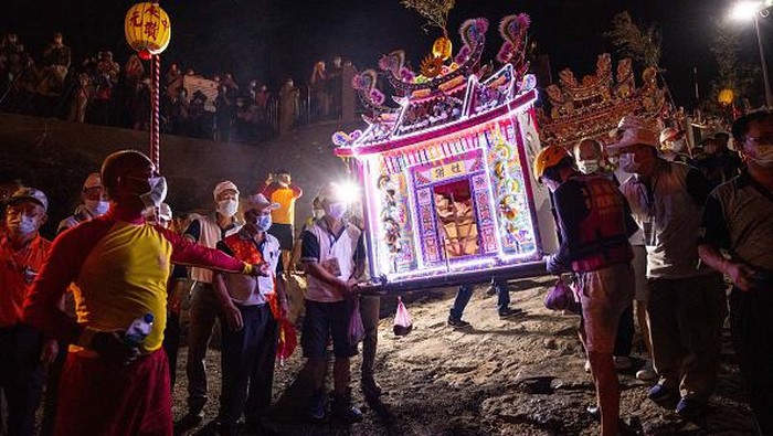 KEELUNG, TAIWAN - AUGUST : Pilgrims prepare water lanterns during the Hungry Ghost Festival on August, 2021 in Keelung, Taiwan. The lanterns are placed in the water and lit on fire guiding spirits to reincarnation. Held in the seventh month of the lunar calendar, the traditional Taoist and Buddhist festival pays respect to the spirits of the dead and is celebrated across Chinese Asian countries. (Photo by Billy H.C. Kwok/Getty Images)