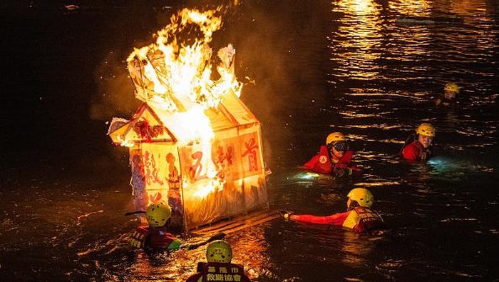 Semarak Festival Hantu Lapar di Taiwan KEELUNG, TAIWAN - AUGUST : Pilgrims prepare water lanterns during the Hungry Ghost Festival on August, 2021 in Keelung, Taiwan. The lanterns are placed in the water and lit on fire guiding spirits to reincarnation. Held in the seventh month of the lunar calendar, the traditional Taoist and Buddhist festival pays respect to the spirits of the dead and is celebrated across Chinese Asian countries. (Photo by Billy H.C. Kwok/Getty Images)