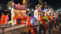 Beberapa lentera indah ini diusung di sepanjang jalan salah satu kota pelabuhan penting di Taiwan.   