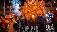 Ritual ini diawali dengan persiapan makanan dan pembakaran dupa. Kemudian lentera-lentera itu dinyalakan. Selain lentera, festival diisi dengan pembakaran perahu kertas yang berisi uang kertas mainan. Tujuannya untuk menghibur setan yang berkunjung.  