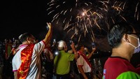 Seiring dengan itu warga menggelar berbagai pertunjukan mulai dari seni bela diri hingga opera Cina.   