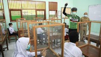 Ganjar menjelaskan pihaknya melakukan pemantauan di salah satu SMP di Kota Semarang pagi tadi. Pelaksanaan sudah bagus, namun ada yang harus diperhatikan terkait berangkat dan pulang para murid. 