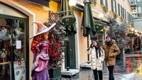 Jalan-jalan ke Istanbul Turki, Felicya menyempatkan diri untuk jajan es krim khasnya. Ia juga tampak asyik berjalan-jalan sambil menikmati segelas minuman hangat. Foto: Instagram @felicyangelista