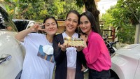 Felicya tampaknya memang senang memberi kejutan. Mieke Amalia pun ikut dibelikan cake manis dengan taburan almond saat momen ulang tahunnya. Foto: Instagram @felicyangelista