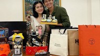 Di hari ulang tahun Caesar Gito, Felicya Angelista memberikan kejutan kue cantik dan manis. Ada cupcakes, cake bertingkat hingga cake bertabur cokelat. Semuanya jadi kejutan tepat di jam 00.00. Uh so sweet! Foto: Instagram @felicyangelista