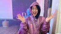 Makan malam romantis dengan konsep restoran seru pun pernah dilakukan Felicya dan Caesar Hito. Salah satu menunya adalah cake cokelat yang meledak saat akan disantap. Guyuran hidrogen cair pun membuat suasana makan jadi berkabut.  Foto: Instagram @felicyangelista