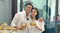 Saat momen baby shower, Felicya memilih menyajikan nasi tumpeng mini untuk para tamu undangan. Nasi kuning dengan aneka lauk seperti ayam goreng, orek tempe, telur balado dan kerupuk siap dibagikan.  Foto: Instagram @felicyangelista