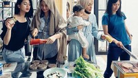 Sebelum menikmati kehamilannya ini, Felicya punya hobi kulineran dan masak. Bersama teman-temannya, wanita berdarah Manado ini pernah seru-seruan masak di dapur. Masak apa ya kira-kira? Foto: Instagram @felicyangelista