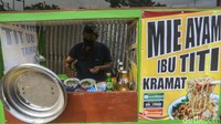 Nantinya penyaluran BLT PKL dilakukan oleh TNI dan Polri. Sebab, hingga saat ini, pelaku usaha kecil belum mendapatkan bantuan Rp1,2 juta tersebut. 