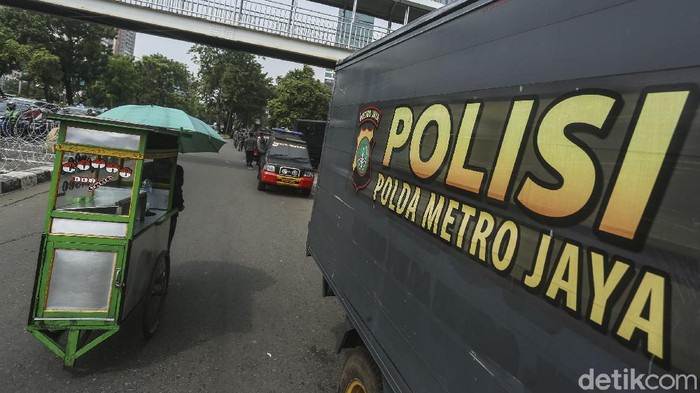 Siap-siap! PKL Bakal Dapat BLT Rp 1,2 Juta Bantuan Langsung Tunai (BLT) bakal menyasar Pedagang Kaki Lima (PKL) hingga warteg, Pemerintah menyiapkan anggaran mencapai Rp 1,2 triliun.