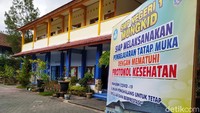 Pelaksanaan sekolah tatap muka ini dengan menerapkan protokol kesehatan ketat.