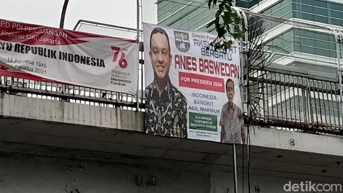 Spanduk Anies Baswedan For Presiden 2024 di JPO Palmerah.