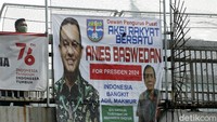 Spanduk itu dengan gambar Anies Baswedang. Dalam spanduk itu Anies yang mengenakan batik terlihat sedang tersenyum.