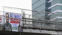 Di bagian atas spanduk tertera tulisan Dewan Pengurus Pusat Aksi Rakyat Bersatu.