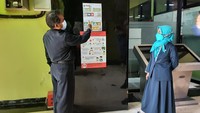 Para guru dan tenaga kependidikan, pengawas sekolah, dan orangtua siswa menyiapkan arana dan prasarana, menyiapkan siswa, dan melaksanakan kerja sama dengan RT/RW, kelurahan, damkar, puskesmas untuk pengawalan pembelajaran tatap muka atau PTM terbatas ini. Foto: detikcom/Trisna Wulandari