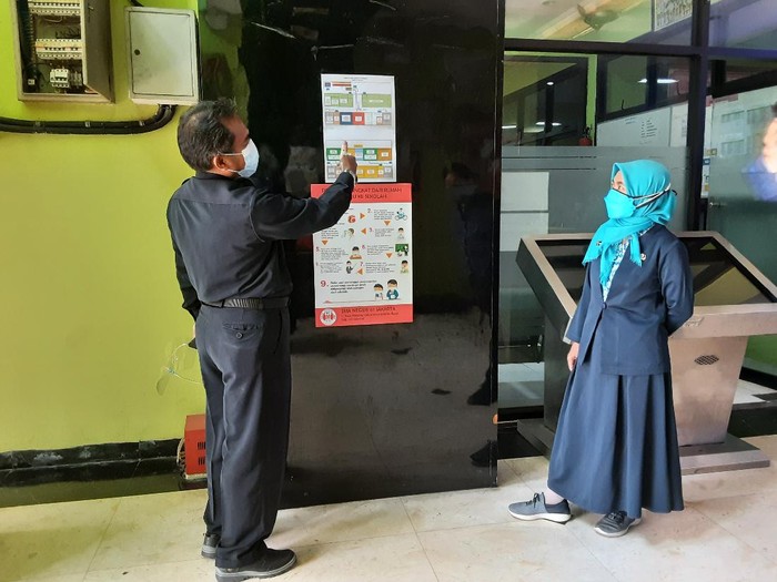 Suasana Sekolah Tatap Muka terbatas di SMAN 65 Jakarta, Senin (30/8/2021).