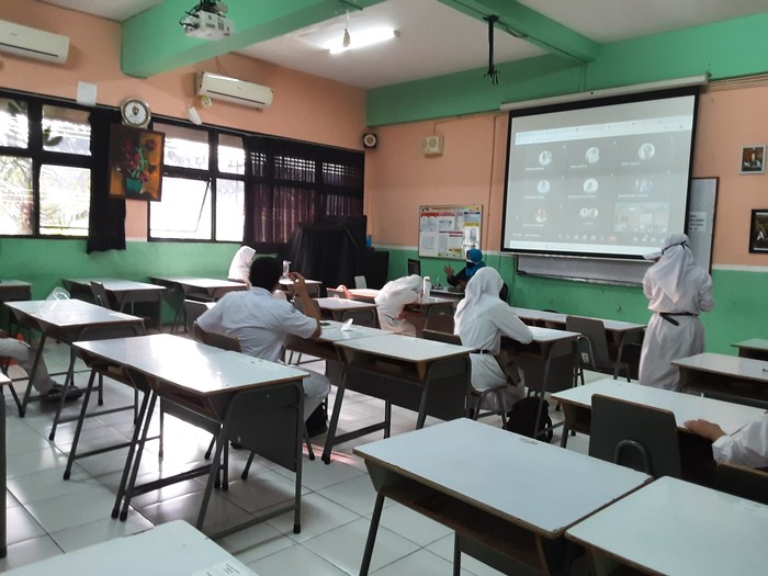 Suasana Sekolah Tatap Muka terbatas di SMAN 65 Jakarta, Senin (30/8/2021).