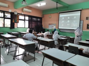 Hari Pertama Sekolah Tatap Muka Terbatas, Orang Tua Antusias Antar Anak