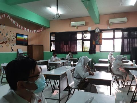 Suasana Sekolah Tatap Muka terbatas di SMAN 65 Jakarta, Senin (30/8/2021).