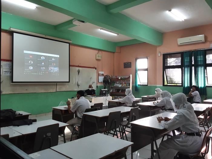 Suasana Sekolah Tatap Muka terbatas di SMAN 65 Jakarta, Senin (30/8/2021).
