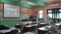 para siswa sudah duduk sesuai protokol kesehatan di kelas sebelum bel masuk berbunyi pukul 7.30 WIB. Siswa diwajibkan tetap tinggal di kelas saat jam istirahat untuk meminimalisasi kerumunan. Foto: detikcom/Trisna Wulandari