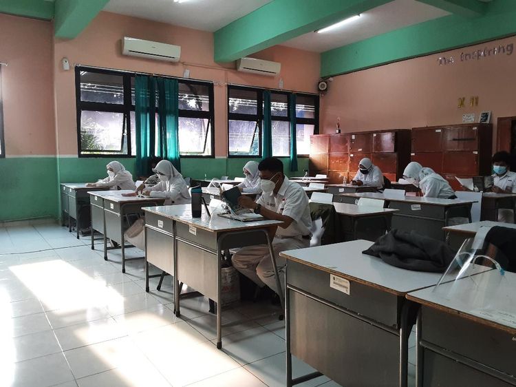 Potret Suasana Sekolah Tatap Muka Perdana Terbatas di SMAN 65 Jakarta