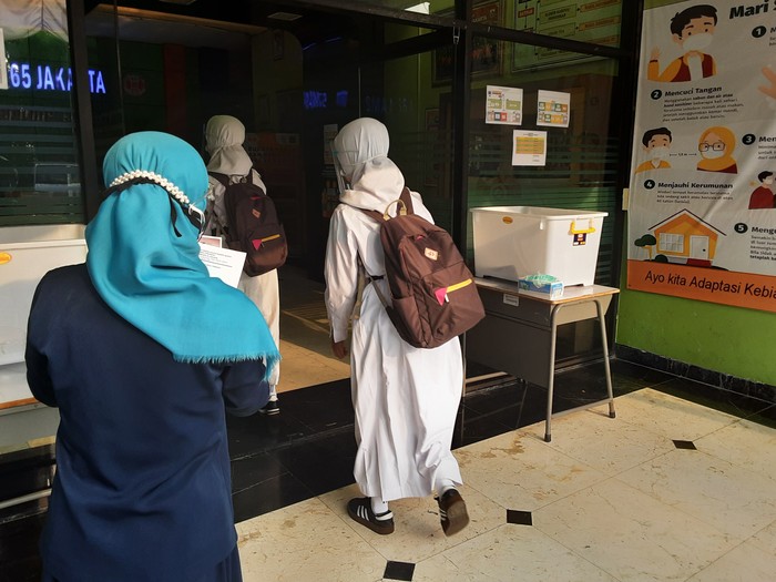 Suasana Sekolah Tatap Muka terbatas di SMAN 65 Jakarta, Senin (30/8/2021).