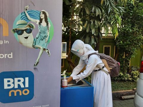 Suasana Sekolah Tatap Muka terbatas di SMAN 65 Jakarta, Senin (30/8/2021).