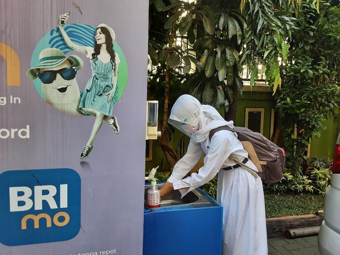 Suasana Sekolah Tatap Muka di SMAN 65 Jakarta Suasana Sekolah Tatap Muka terbatas di SMAN 65 Jakarta, Senin (30/8/2021).