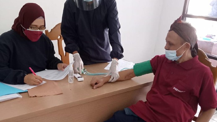 Sumanto saat diperiksa kesehatan jelang vaksinasi
