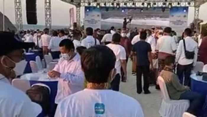 Tangkapan layar kerumunan di Pantai Wisata Otan, Desa Otan, Kecamatan Semau, Kabupaten Kupang, NTT, Jumat (27/8) (ANTARA/Kornelis Kaha)