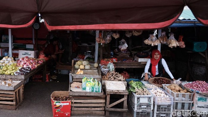 Masih ada masyarakat yang tidak menggunakan masker pasar tradisional saat Tangsel menerapkan PPKM level 3. Yuk, jangan kendor prokes!
