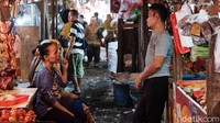 Mereka juga berkumpul dengan kondisi melepas masker.