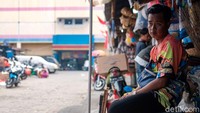 Meski kasus COVID-19 sudah menurun akhir-akhir ini, bukan berarti warga bisa abai prokes.