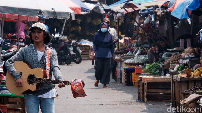 Masih ada masyarakat yang tidak menggunakan masker pasar tradisional saat Tangsel menerapkan PPKM level 3. Yuk, jangan kendor prokes!