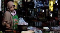 Pasar Ciputat di Kota Tangsel, Banten, masih dikunjungi warga meski sudah siang hari, Senin (30/8/2021).
