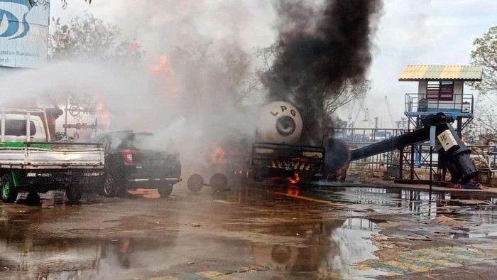Truk LPG Terbakar di Perusahaan Galangan Kapal di Surabaya Truk tangki LPG terbakar saat melakukan pengisian di kawasan PT Dok dan Perkapalan Surabaya (DPS) di Jalan Perak Barat, Surabaya. Kebakaran ini merambat dan membakar dua mobil lainnya.
