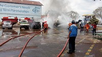 Kebakaran ini membuat sopir truk LPG dan operator tangki pengisian LPG terluka bakar. Mereka segera dilarikan ke rumah sakit terdekat.
