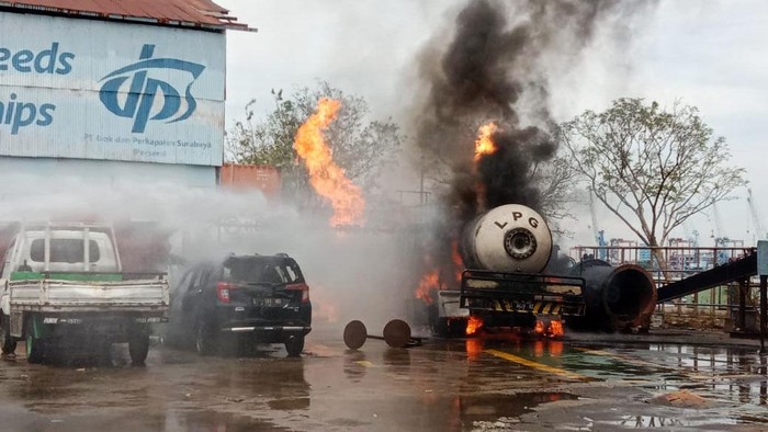 Truk LPG Terbakar di Perusahaan Galangan Kapal di Surabaya Truk tangki LPG terbakar saat melakukan pengisian di kawasan PT Dok dan Perkapalan Surabaya (DPS) di Jalan Perak Barat, Surabaya. Kebakaran ini merambat dan membakar dua mobil lainnya.