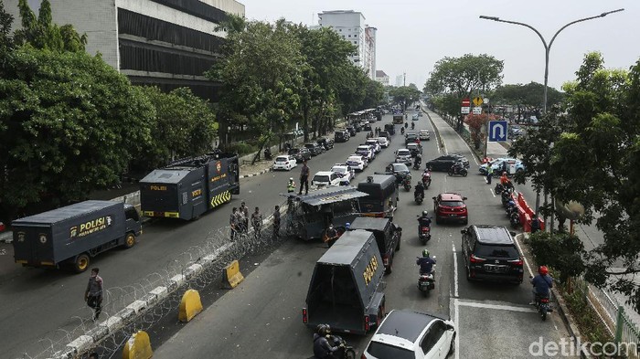 Usai Ricuh, Begini Kondisi di Pengadilan Tinggi DKI Jakarta Massa pendukung Habib Rizieq Syihab sempat menggelar demo yang berakhir ricuh di Pengadilan Tinggi DKI Jakarta. Kini massa demo telah bubar dan lalin dibuka lagi.