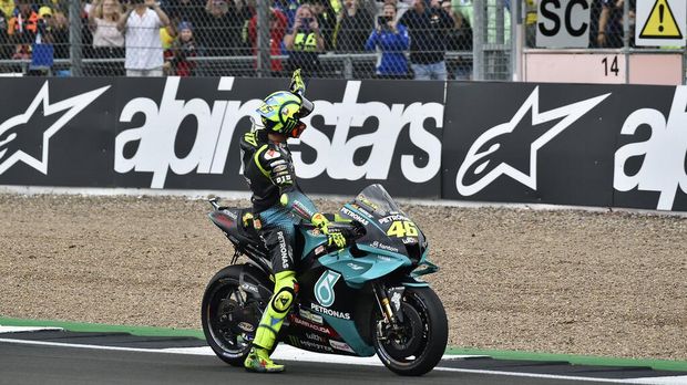 Italian rider Valentino Rossi of the Petronas Yamaha SRT waves to fans after the MotoGP race at the British Motorcycle Grand Prix at the Silverstone racetrack, in Silverstone, England, Sunday, Aug. 29, 2021. (AP Photo/Rui Vieira)