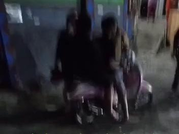 Video keributan dua wanita dan dua pria di lokasi yang disebut lingkungan Tretes, Prigen tengah viral. Video itu diberi narasi seolah dua pria tersebut tak membayar jasa PSK.