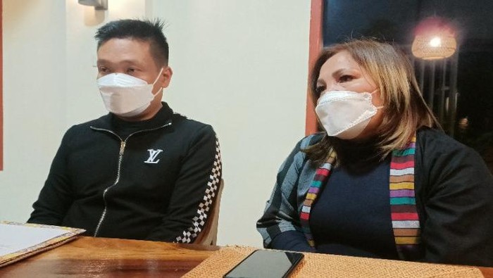 Wakil Bupati Humbanghasundutan, Oloan Paniaran Nababan bersama istri, Erma Simbolon. (ANTARA/Rinto Aritonang)