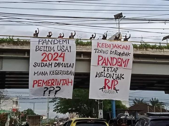 Warga Banjarmasin melakukan aksi protes dengan membentangkan spanduk besar (Risanta/detikcom)