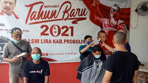 warga probolinggo cukur gundul karena bupati tertangkap kpk warga probolinggo cukur gundul karena bupati tertangkap kpk