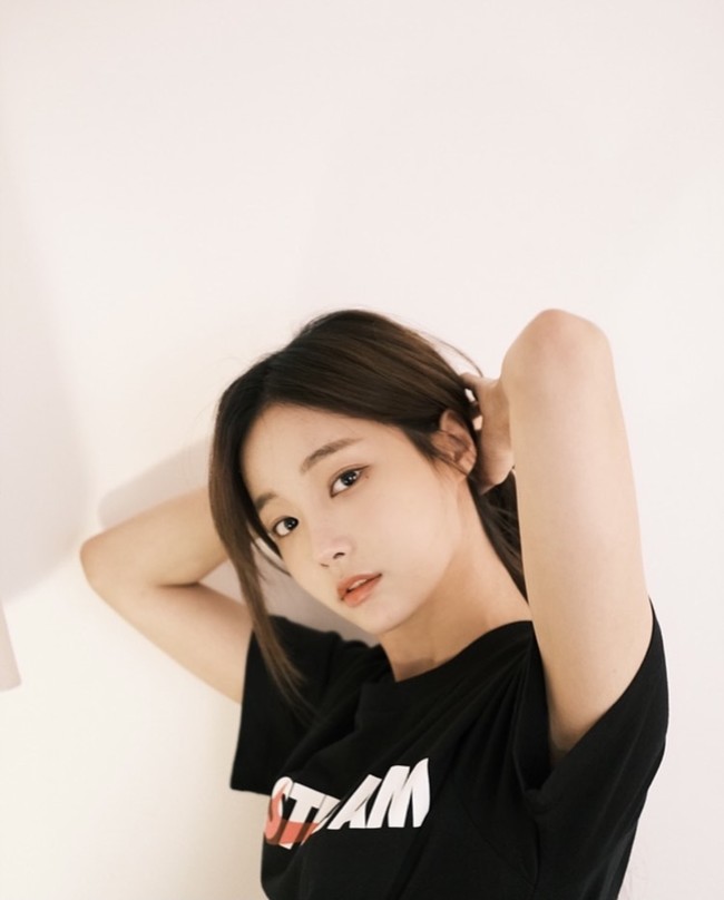 Wanita berumur 26 tahun ini pernah menjadi trainee di bawah naungan MBK Entertainment dan Pledis Entertainment. Yeonwoo kemudian lulus dari School of Performing Arts Seoul (SOPA). Foto: dok. Instagram chloelxxlxx