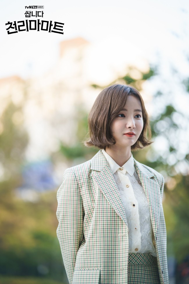 Pemilik akun Instagram chloelxxlxx ini telah membintangi sejumlah drama Korea seperti Cheat on Me If You Can dan Live On. Terbaru, Yeonwoo membintangi Dali and Cocky Prince yang akan tayang pada 22 September 2021. Foto: dok. tvN