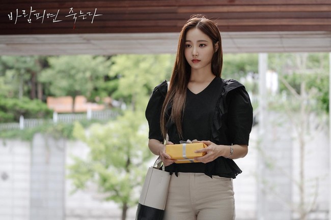 Dalam suatu kesempatan, Yeonwoo mengungkap tipe pacar idealnya. “Seseorang yang tampak tidak menyukaiku, namun sebenarnya menyukaiku.” Ia juga menyukai pria yang humoris. Foto: dok. KBS2