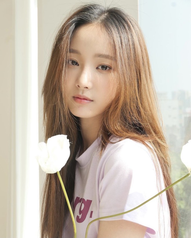 Sepanjang kariernya, Yeonwoo beberapa kali menjadi host acara televisi antara lain SBS ’The Show’, KBS ’The Beauty’, hingga OnStyle ‘Song Ji Hyo’s Beautiful Life. Foto: dok. Instagram chloelxxlxx